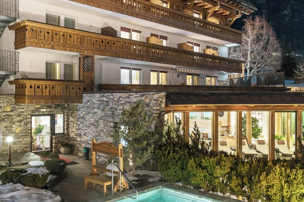 Sauna, hot tub, Turkish bath, body treatments, body wraps, body scrubs
