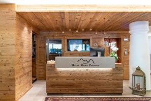Lobby - HOTEL GRAN PARADIS (Campitello di Fassa)