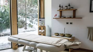 Sauna, hot tub, pemandian Turki/hammam, perawatan tubuh, dan body wrap