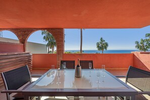 Outdoor dining - Apartment 'Estilo El Higuerón' with Sea View, Wi-Fi, and Air Conditioning (Benalmádena)