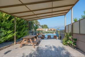 Outdoor dining - Villabayviewcrete, A Luxurious Way to Meet Crete With Breathtaking View at Hersonissos (Hersonissos)