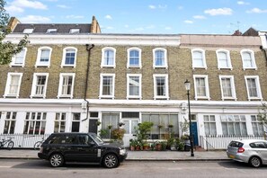 House - Chelsea 2BR Private Courtyard Earl s Court Tube (London)