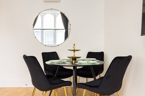 Apartment - Earl s Court 1BR Private Terrace Walk to Tube (London)