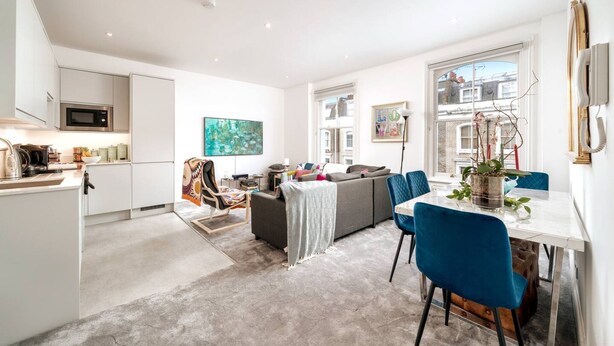 A modern apartment with a kitchen, dining area, and living room. - Earl s Court Chelsea 4BR Duplex Ap Walk to Tube (London)