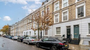 A row of terraced houses with a tree in the foreground. - Earl s Court Chelsea 1BR Elegant Stay Tube (London)