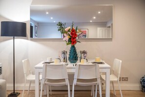Apartment | 2 bedrooms - Earl s Court Chelsea 2BR Modern Apt Walk to Tube (London)