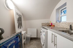 Room - Earl s Court Chelsea 2BR Modern Apt Walk to Tube (London)