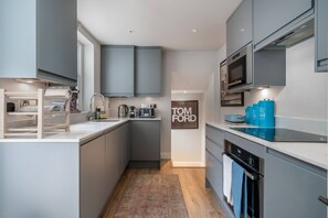 Room - Earl s Court Chelsea 2BR Modern Apt Walk to Tube (London)