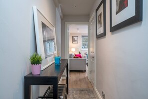 Room - Earl s Court Chelsea 2BR Modern Apt Walk to Tube (London)