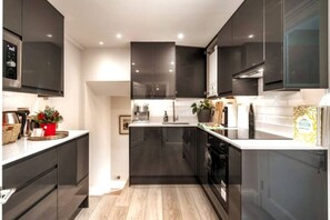 Room - Earl s Court Chelsea 2BR Luxury Apartment Tube (London)