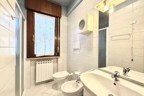 Shower, bidet - Platy 1 - Carraro Immobiliare Jesolo (Lido di Jesolo)