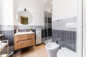 Doppia Deluxe, balcone, vista città | Bagno | Doccia, set di cortesia gratuito, asciugacapelli, bidet