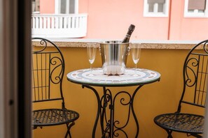 Quarto casal superluxo, sacada, vista para a cidade | Opções para refeição ao ar livre