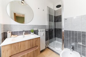 Doccia, set di cortesia gratuito, asciugacapelli, bidet