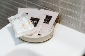 Deluxe Double Room, Balcony, City View | Bathroom amenities - Giano Vatican Suites - Metro Cipro (Rome)