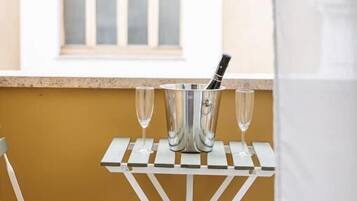 Deluxe Double Room, Balcony, City View | Dining