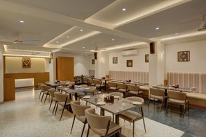 供应早餐、午餐和晚餐