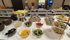 Ein reichhaltiges Buffet mit Speisen und Getränken.