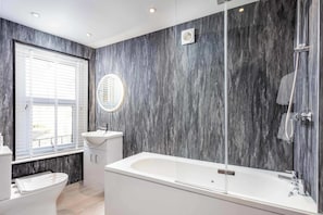Dusche, Haartrockner, Handtücher, Shampoo