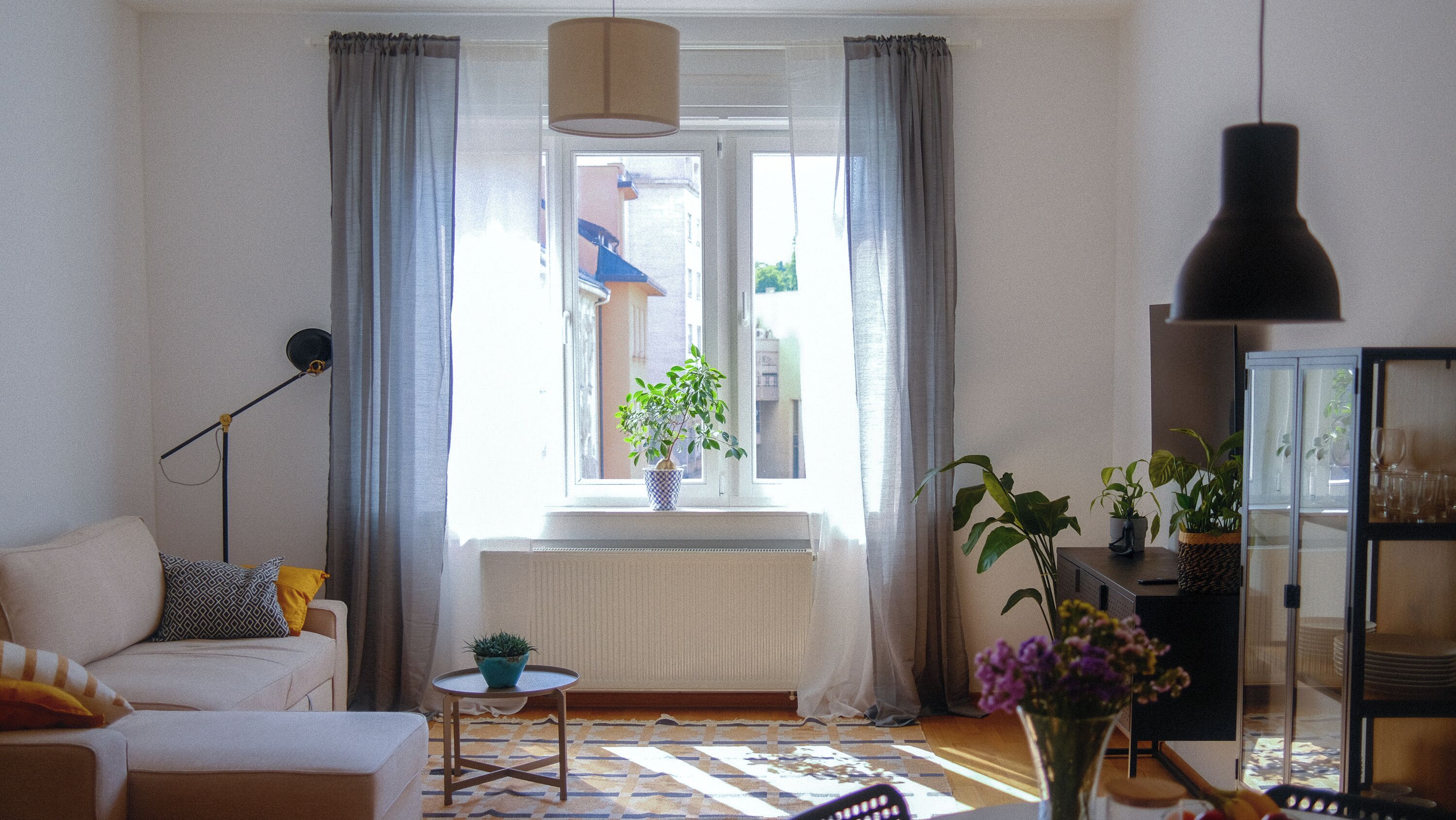 Deluxe Apartment, City View | Living area