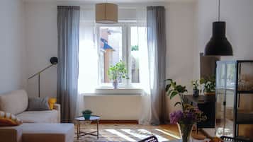 Deluxe Apartment, City View | Living area