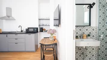 Studio phong cách cổ điển, quang cảnh sân vườn | Bếp riêng | Lò nướng bánh mì