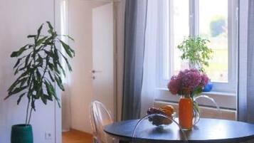 Premium-Apartment, Stadtblick | Speisen