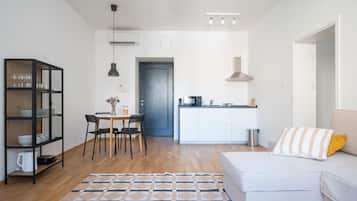 Deluxe Apartment, City View | Living area
