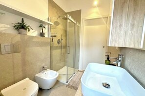 Shower, hair dryer, towels, soap - Oasis of Essential Elegance Steps from the Center (Bergamo)