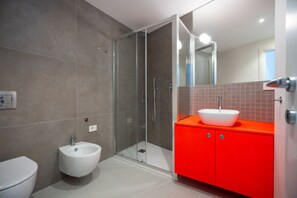 Shower, bidet, towels - Sonnino 17 Luxury Apartment (Cagliari)
