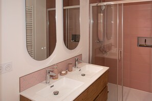 Douche, sèche-cheveux, serviettes fournies