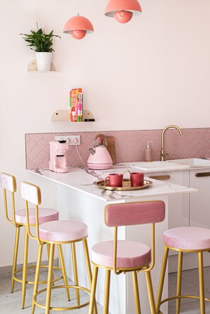 Fridge, microwave, oven, dishwasher - Rosa Vida • 2 Stylish BRs • Walk to Beaches & Croisettes (Cannes)