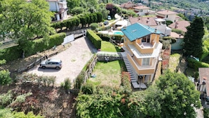 Zona residencial amb cases, un cotxe i una piscina.