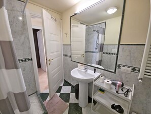 Een douche, een haardroger, een bidet