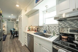 Fridge, microwave, oven, stovetop - Twin Palms on Julia - Heart Of It All - 2BD/2Bath - May - August 10% off! (Key West)
