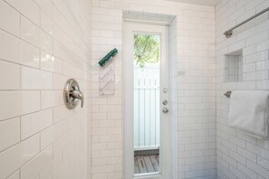 Shower, hair dryer, towels - Twin Palms on Julia - Heart Of It All - 2BD/2Bath - May - August 10% off! (Key West)