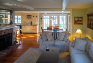 TV, fireplace, DVD player - BAYBERRY COTTAGE - Town of Cushing (Cushing)