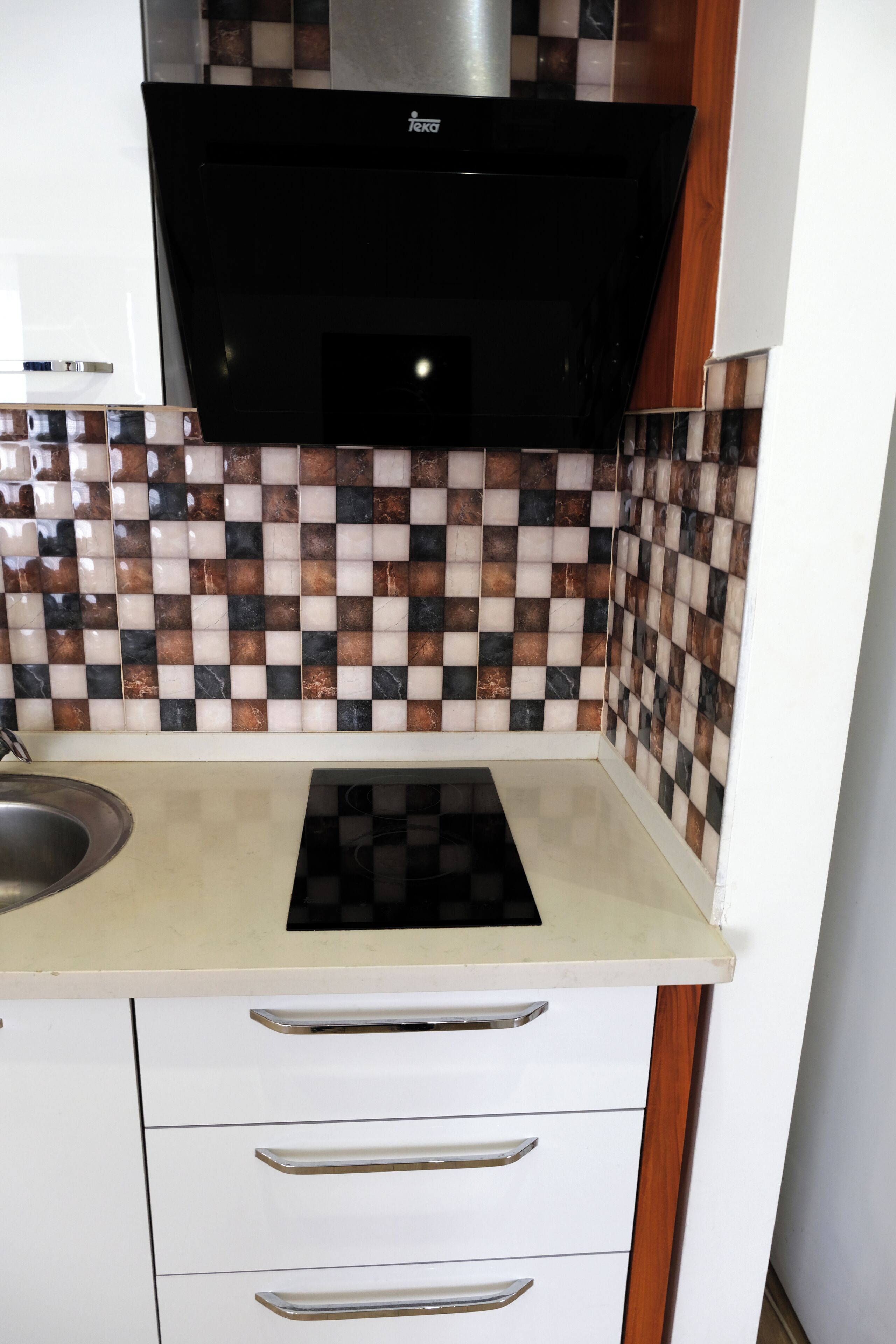 Superior Triple Room, City View | Private kitchen | Mini-fridge, microwave, stovetop, cookware/dishes/utensils