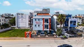 Un hotel con fachada moderna, entrada visible y letrero del Hotel Heylara.