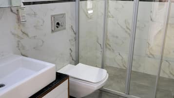 Familien-Suite, Stadtblick | Badezimmer