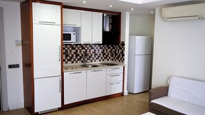 Family Suite, City View | Private kitchen