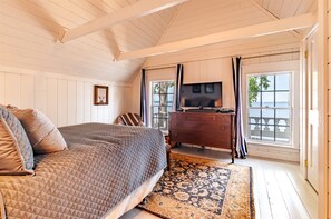 3 bedrooms, iron/ironing board, Internet, bed sheets - CROW`S NEST - Town of Northport - Bayside Village (Northport)