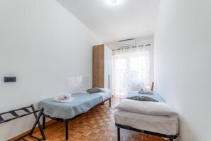 Apartamento Deluxe, balcón, vistas al patio | Escritorio y sistema de insonorización