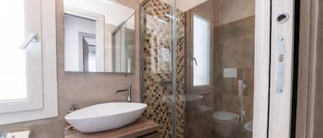 Bathtub, free toiletries, hair dryer, bidet