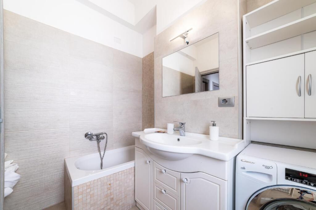 Appartement Deluxe, balcon, vue sur la cour intérieure | Salle de bain | Baignoire, articles de toilette (gratuits), séchoir à cheveux, bidet