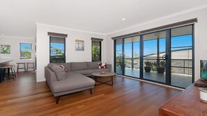 Smart TV - KK s in Lennox Head - Moments to the Ocean (Lennox Head)