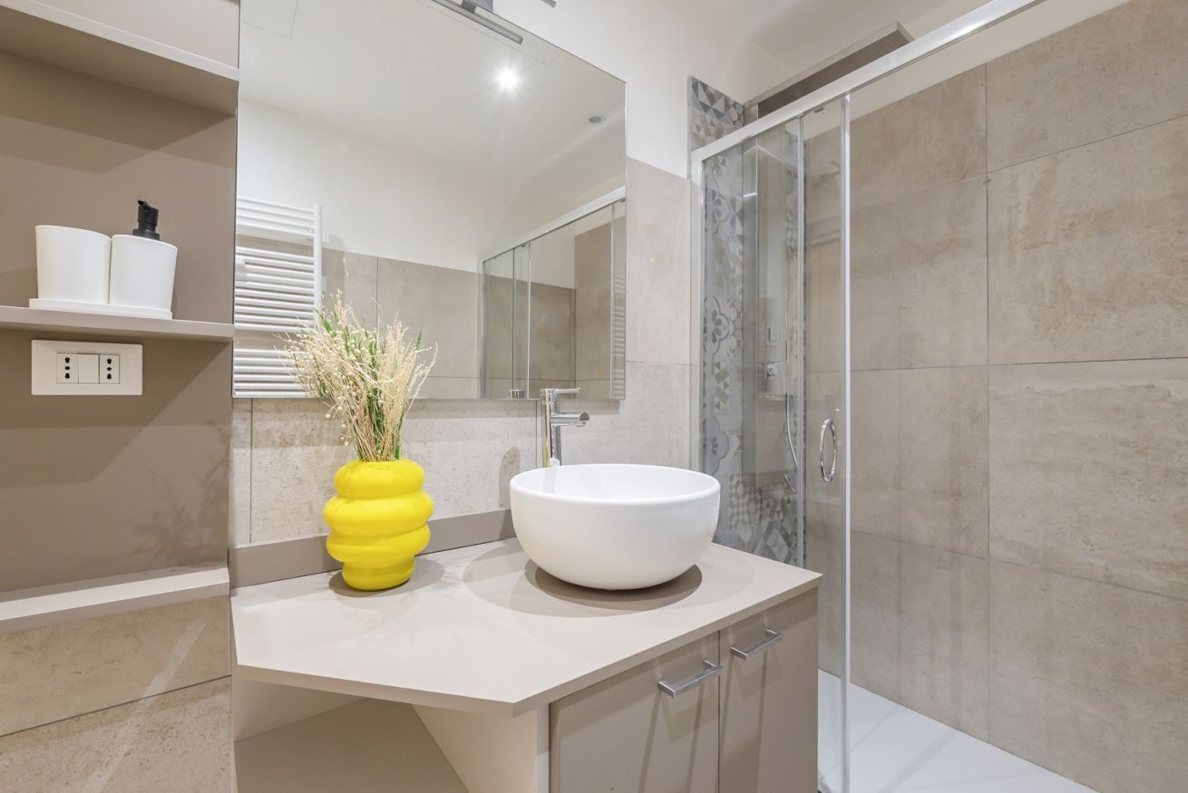 Shower, bidet, towels, shampoo