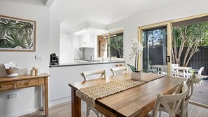 Fridge, microwave, oven, stovetop - Lennox Belle - Stroll to the Beach and Lake (Lennox Head)