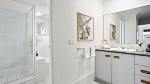 Shower, hair dryer - Lennox Belle - Stroll to the Beach and Lake (Lennox Head)