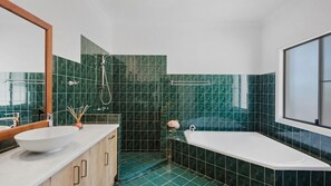 Dusche, Haartrockner, Handtücher